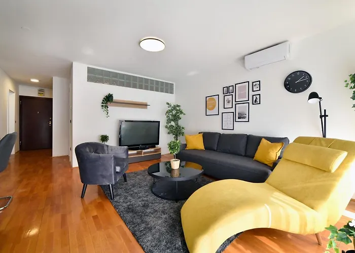 Lavir Apartment With Parking
