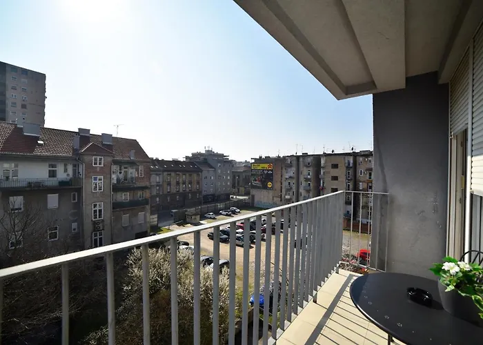 Lavir Apartment With Parking