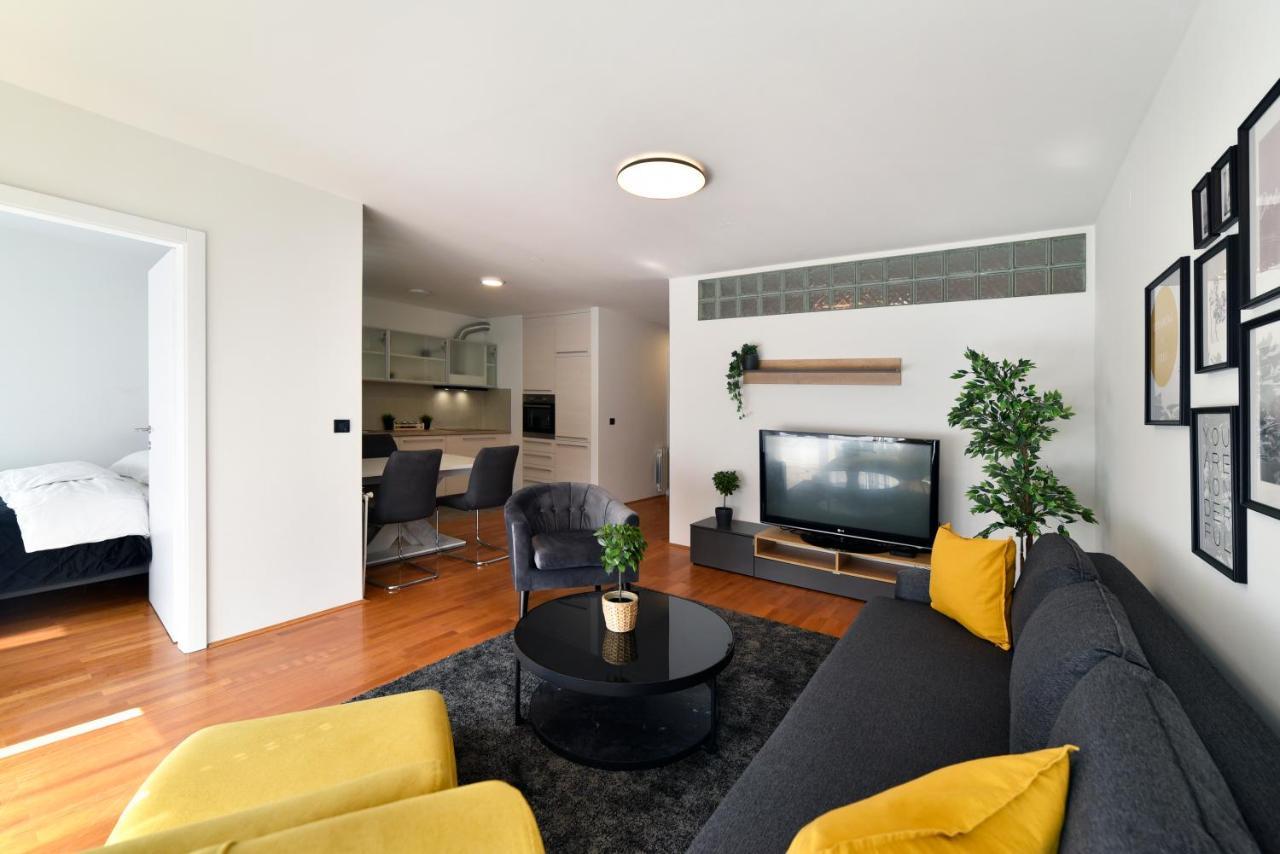 Apartma Lavir With Parking *