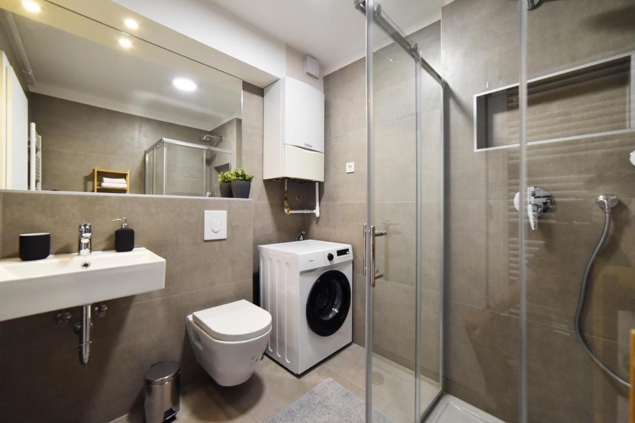 Apartma Lavir With Parking