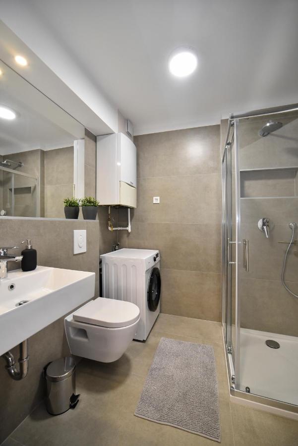 Apartma Lavir With Parking *